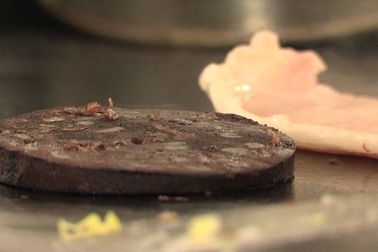 Bữa sáng kiểu Anh với bánh Pudding đen