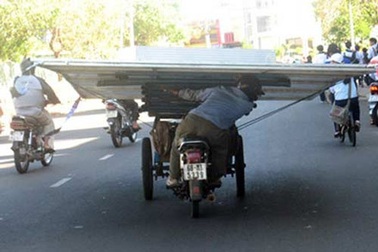 Những màn “làm xiếc” trên đường phố