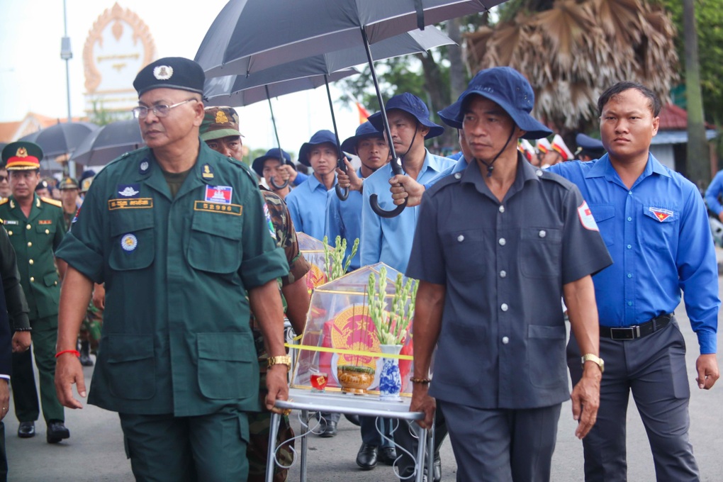 Truy điệu, an táng 122 hài cốt liệt sĩ hy sinh trên chiến trường Campuchia - 2 Truy điệu, an táng 122 hài cốt liệt sĩ hy sinh trên chiến trường Campuchia - 2
