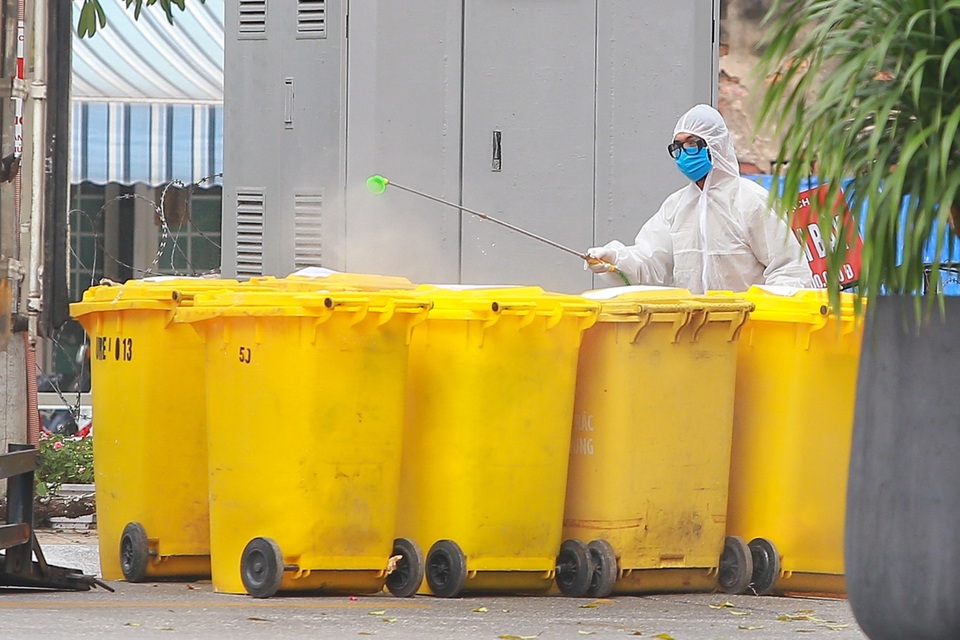 Quy trình thu gom, xử lý rác đặc biệt tại khu cách ly Trúc Bạch - 14