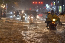 Mưa lớn khiến người và xe ở Hà Nội "bơi" trên phố