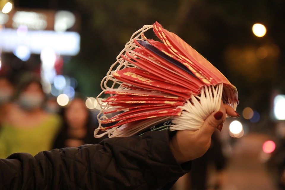 Khẩu trang đắt hàng trên phố đi bộ đêm giao thừa - 1 Khẩu trang đắt hàng trên phố đi bộ đêm giao thừa - 1