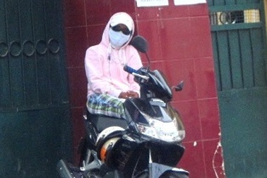 “Thời trang kín mít” của phụ huynh dưới nắng hè chờ con thi