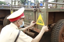 Hàng trăm người dân lái xe công nông đi gắn biển phản quang