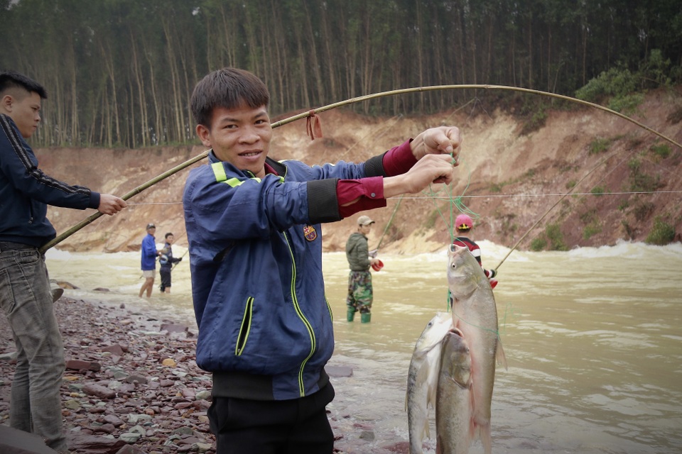 Hà Tĩnh: Hàng trăm người săn cá dưới chân tràn hồ Kẻ Gỗ - 11 Hà Tĩnh: Hàng trăm người săn cá dưới chân tràn hồ Kẻ Gỗ - 11