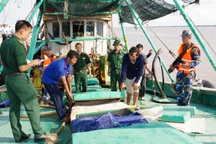 Phát hiện tàu chở 40.000 lít dầu không rõ nguồn gốc