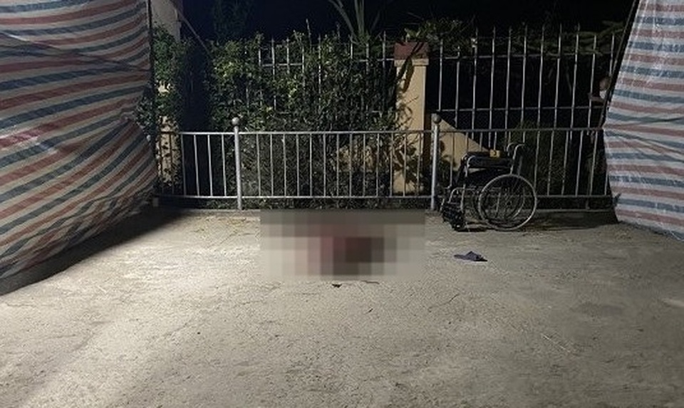 Ngồi xe lăn hóng mát trước ngõ, bị đối tượng tâm thần chém tử vong - 1 Ngồi xe lăn hóng mát trước ngõ, bị đối tượng tâm thần chém tử vong - 1
