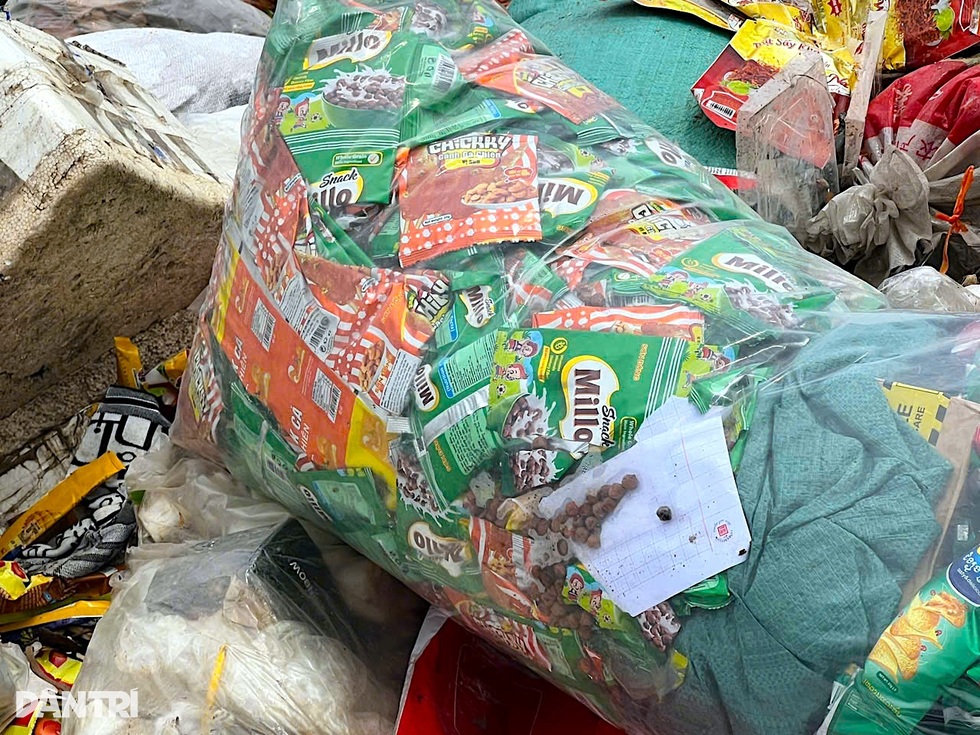 Bãi rác ở La Phù chất đống bánh kẹo nhãn hiệu lạ, thực phẩm hết hạn - 4 Bãi rác ở La Phù chất đống bánh kẹo nhãn hiệu lạ, thực phẩm hết hạn - 4