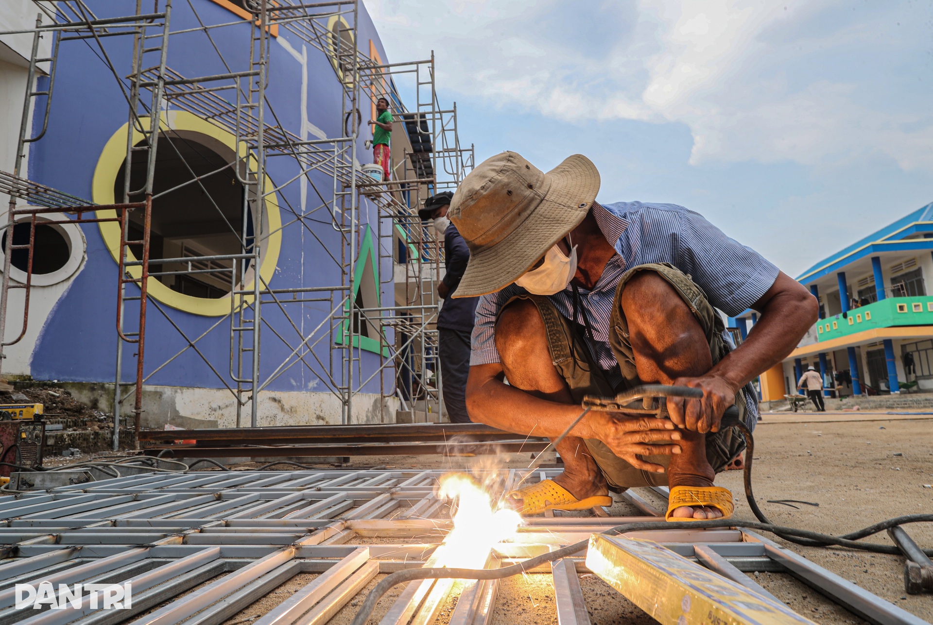Trường học còn ngổn ngang, hàng nghìn học sinh khu tái định cư đi học ké - 10