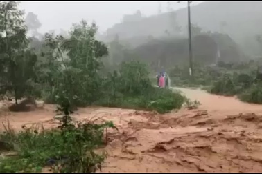 Kinh hoàng nước lũ kèm đất đá cuồn cuộn đổ đèo ở Thừa Thiên Huế