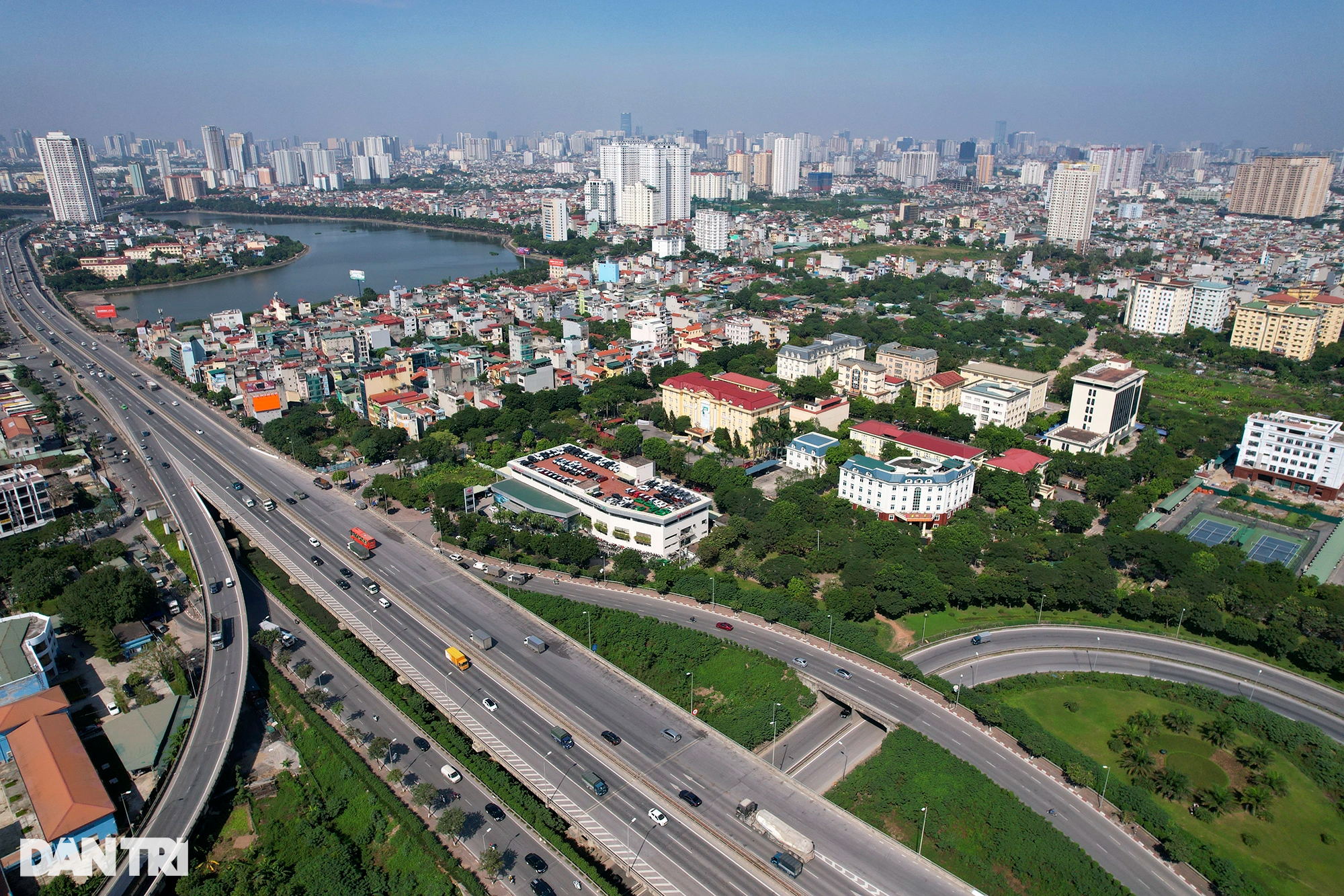 Vẻ đẹp bất ngờ từ những đường cong mềm mại trong giao thông ở Hà Nội - 2 Vẻ đẹp bất ngờ từ những đường cong mềm mại trong giao thông ở Hà Nội - 2