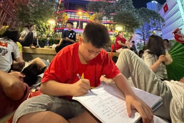 Nam sinh Hải Dương gây thú vị vì vừa học bài vừa "hóng" đại lễ