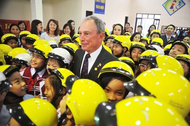 Tỷ phú Bloomberg trong "vòng vây" học trò Hà Nội