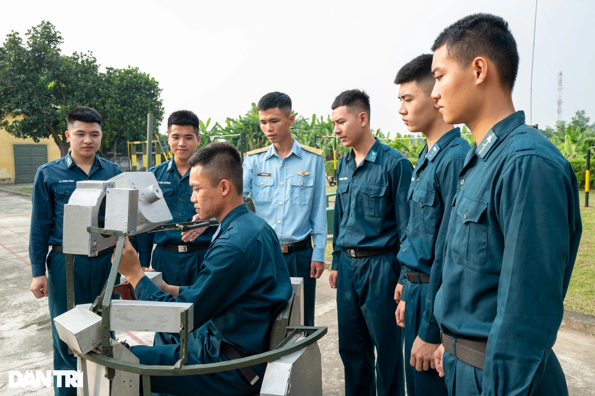 Một ngày huấn luyện tại Tiểu đoàn tên lửa bảo vệ sân bay Nội Bài - 11 Một ngày huấn luyện tại Tiểu đoàn tên lửa bảo vệ sân bay Nội Bài - 11