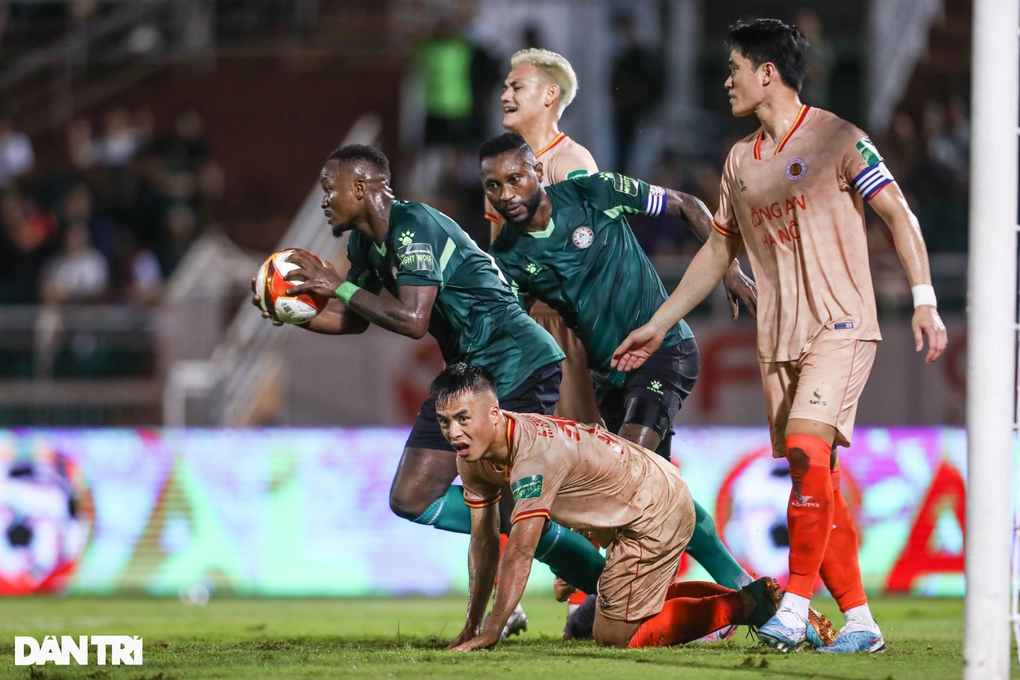 Đánh bại CLB TPHCM, CLB Công An Hà Nội tạm thời lên nhì bảng V-League - 3 Đánh bại CLB TPHCM, CLB Công An Hà Nội tạm thời lên nhì bảng V-League - 3