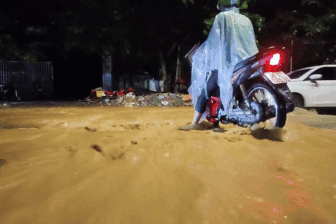 Lũ chảy cuồn cuộn trên đường phố Đà Nẵng do mưa lớn từ bão Kalmaegi
