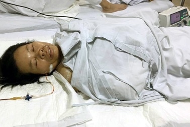 Hà Nội: Mâu thuẫn gia đình, chồng chém gần đứt lìa 4 ngón tay vợ