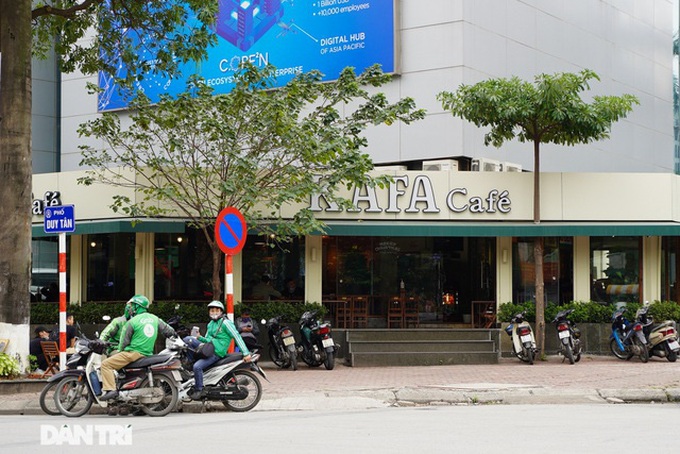 Hình ảnh các quán ăn, cà phê ở Hà Nội ngày mở cửa đón khách trở lại - Ảnh 9. Hình ảnh các quán ăn, cà phê ở Hà Nội ngày mở cửa đón khách trở lại - Ảnh 9.