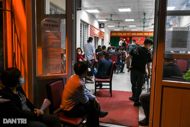 Công an Hà Nội xuyên đêm phục vụ người dân làm thẻ căn cước gắn chip - 19 Công an Hà Nội xuyên đêm phục vụ người dân làm thẻ căn cước gắn chip - 19