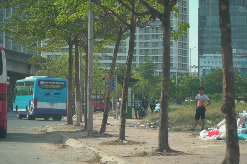 Hà Nội: Nhìn từ trên cao cảnh xe khách “bát nháo” dừng đỗ, đón trả khách - 5 Hà Nội: Nhìn từ trên cao cảnh xe khách “bát nháo” dừng đỗ, đón trả khách - 5