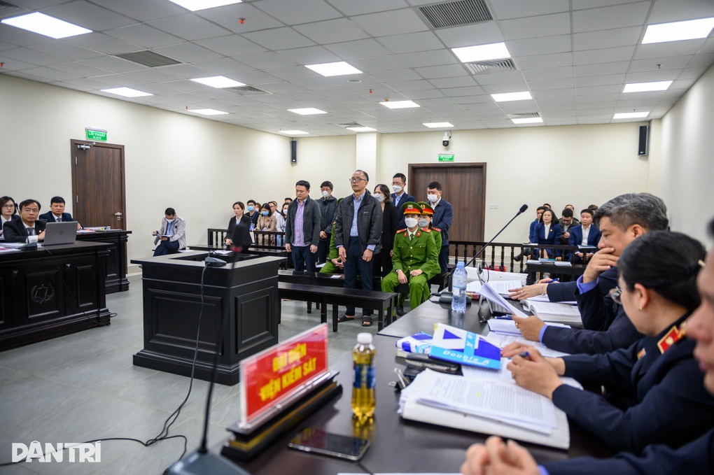 Xét xử 7 cựu cán bộ ngân hàng gây thất thoát hơn 180 tỷ đồng - 1 Xét xử 7 cựu cán bộ ngân hàng gây thất thoát hơn 180 tỷ đồng - 1