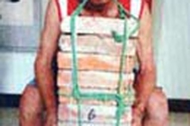 Nâng 35 kg gạch bằng miệng