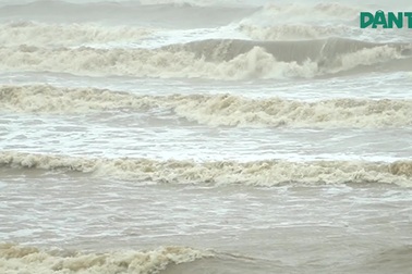 Bão Kajiki chưa đổ bộ, Nghệ An mưa như trút nước kèm gió rít liên hồi