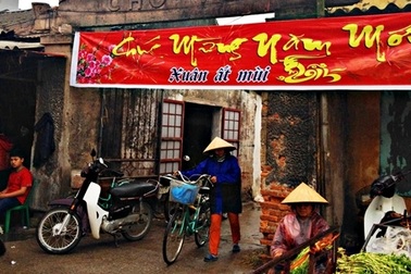 Thong dong chợ Vé đầu xuân với món thịt trâu nức tiếng