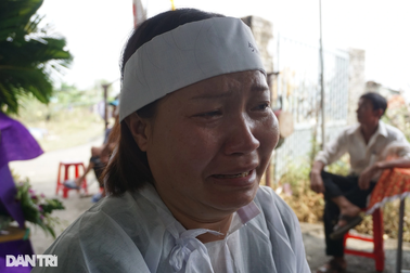 Tiếng khóc người phụ nữ mất cả chồng và con trong mưa ngập lịch sử