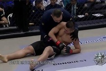 Chưa kịp xuất chiêu, cao thủ Thiếu Lâm bị đấm gục sau 6 giây