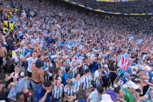 Nữ CĐV Argentina có nguy cơ ngồi tù vì cởi áo khoe vòng một ăn mừng