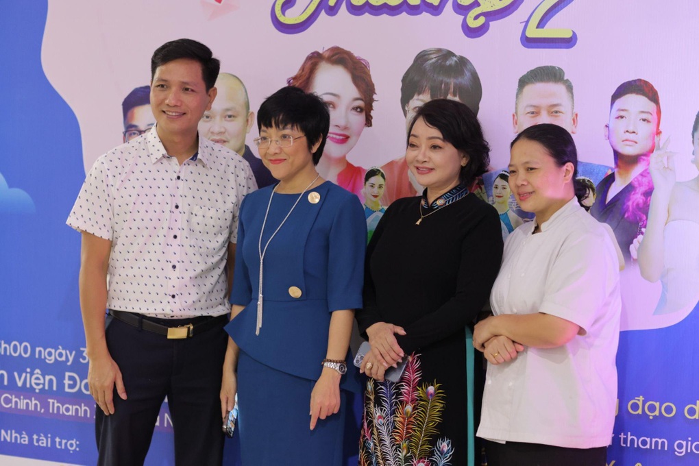 Trà My, Thảo Vân xúc động trao yêu thương cho bệnh nhân ung thư - 2 Trà My, Thảo Vân xúc động trao yêu thương cho bệnh nhân ung thư - 2