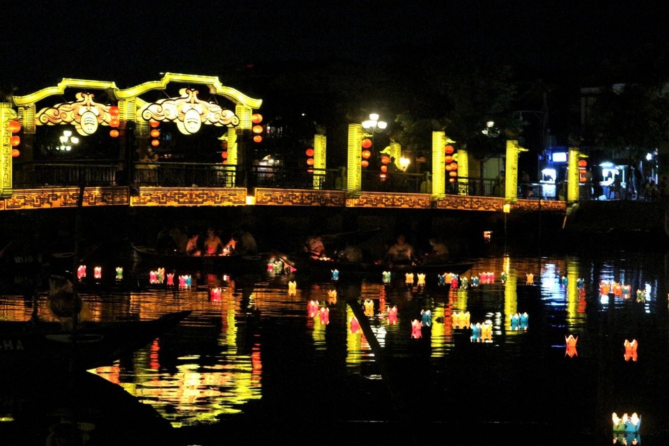 Người dân thả hoa đăng mừng Phật đản 2021 trong trầm lặng - 6 Người dân thả hoa đăng mừng Phật đản 2021 trong trầm lặng - 6
