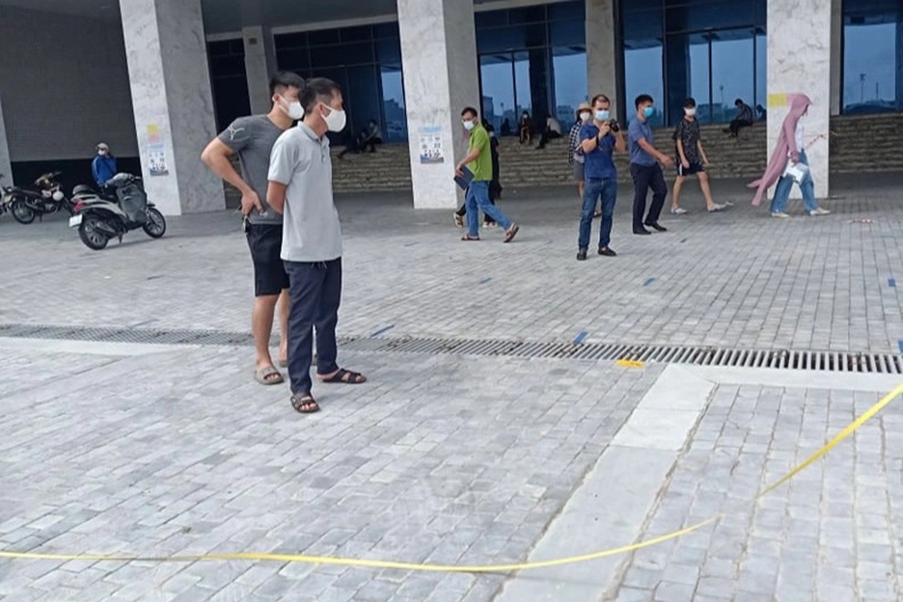 Một cán bộ CDC Hải Dương vung dao làm bị thương người xét nghiệm - 1 Một cán bộ CDC Hải Dương vung dao làm bị thương người xét nghiệm - 1