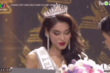 Khoảnh khắc Thảo Nhi Lê bị rơi vương miện Á hậu gây "bão" mạng xã hội