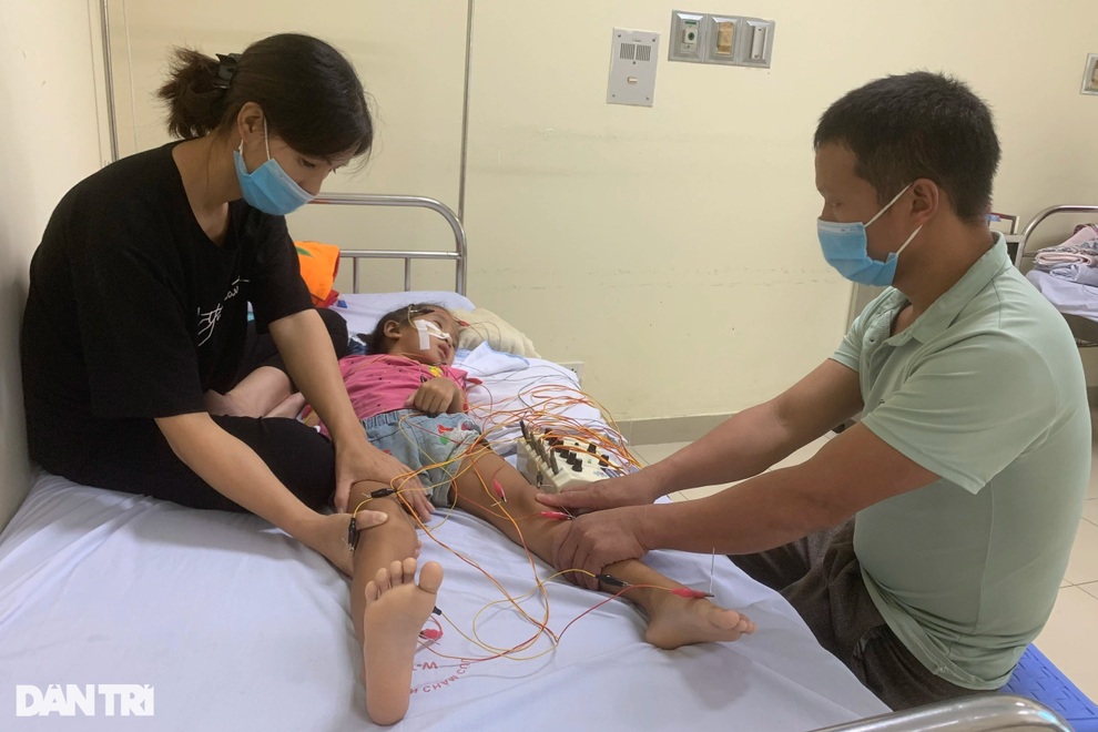 Thương cảnh cha mẹ nghèo ăn mèn mén về Hà Nội giành giật sự sống cho con - 3 Thương cảnh cha mẹ nghèo ăn mèn mén về Hà Nội giành giật sự sống cho con - 3