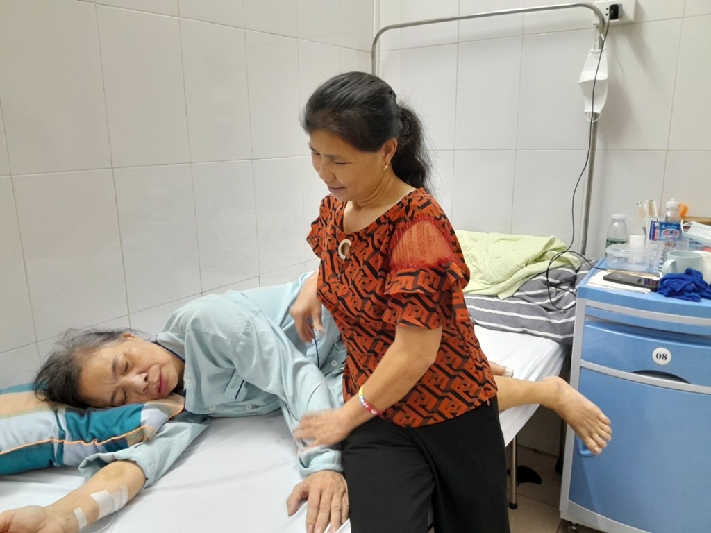 Anh 1 - Chị Nga - nghe cham soc benh nhan.jpg Anh 1 - Chị Nga - nghe cham soc benh nhan.jpg