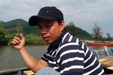 Người dân lo lắng trước tình trạng cá chết sau khi dòng nước vàng xuất hiện