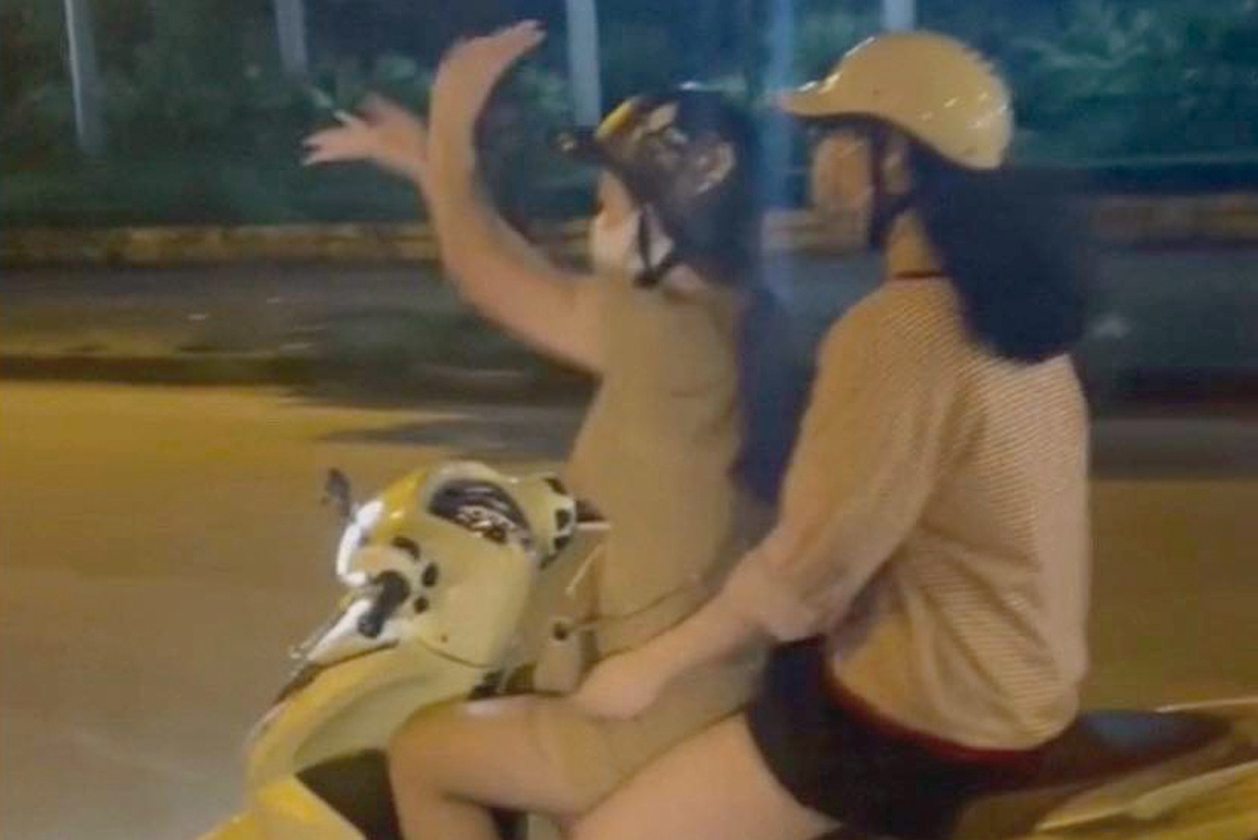 Hà Nội: Cô gái trẻ đi xe máy buông cả 2 tay để… múa quạt - 1 Hà Nội: Cô gái trẻ đi xe máy buông cả 2 tay để… múa quạt - 1