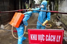 Hà Nội: Khử khuẩn, tiếp tế lương thực ở khu cách ly Covid-19 Cầu Giấy