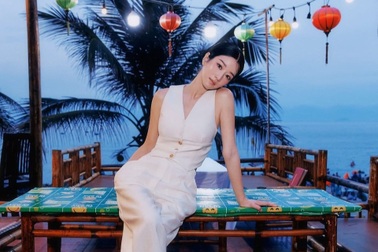 Mỹ nhân xứ Hàn khoe vẻ đẹp trong trẻo giữa Hội An