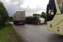 Xác định danh tính 3 người tử vong vụ container đè xe khách limousine