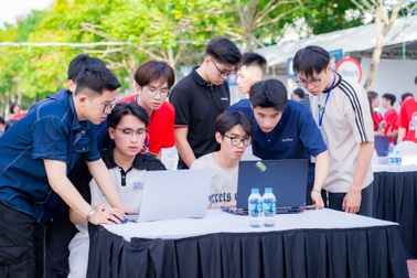 Gần 200 sinh viên tranh tài lập trình tại cuộc thi CodeFest 2025