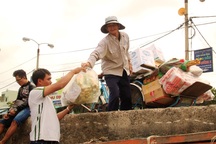 Dân đảo vượt biển vào đất liền sắm Tết