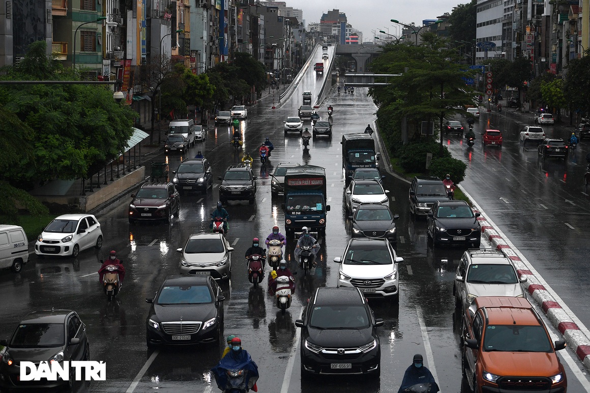 Bầu trời Hà Nội tối sầm sau mưa, xe cộ bật đèn pha lưu thông giữa ban ngày - 8 Bầu trời Hà Nội tối sầm sau mưa, xe cộ bật đèn pha lưu thông giữa ban ngày - 8