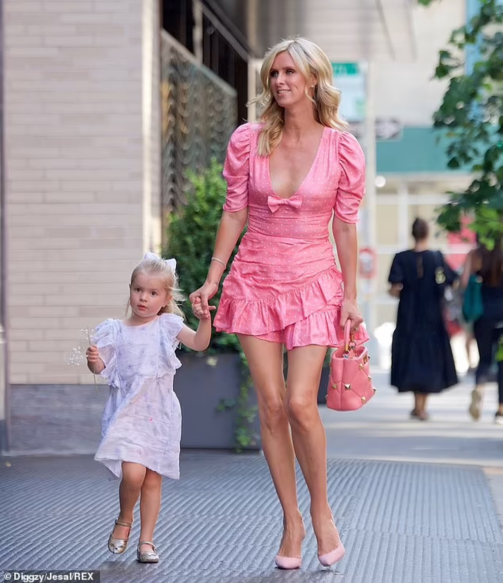 Em gái Paris Hilton khoe chân dài trên phố - 1 Em gái Paris Hilton khoe chân dài trên phố - 1