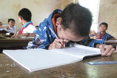 Cậu bé tật nguyền dùng việc học quên đi nỗi đau