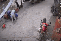 Thợ cắt thùng phuy may mắn có phao cứu sinh khi bị "hóa đuốc sống"