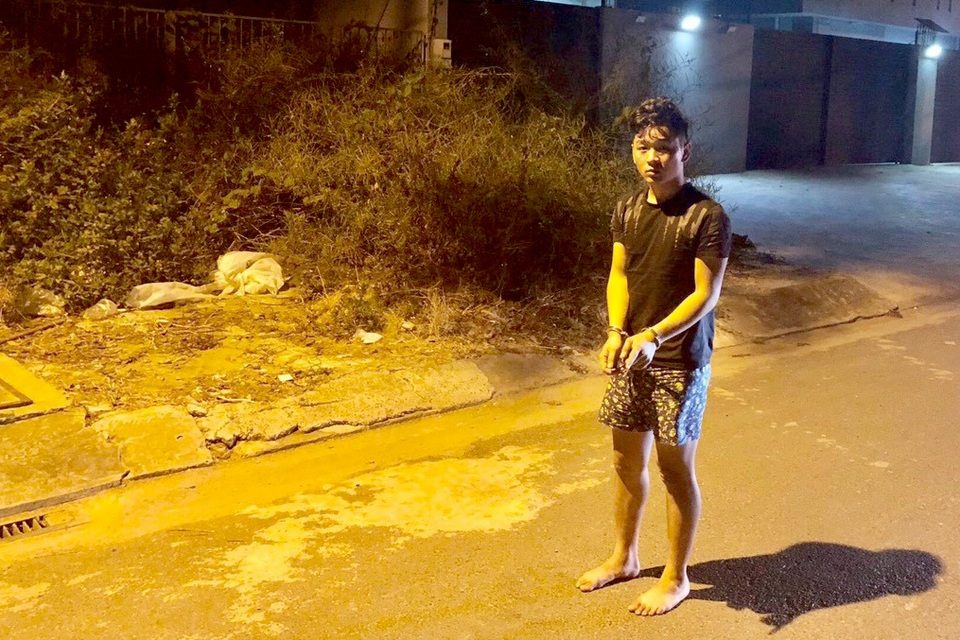 Bị giật túi xách, người phụ nữ ngã dập não - 1 Bị giật túi xách, người phụ nữ ngã dập não - 1