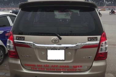 Xếp xe kín 2 làn đường, hàng trăm tài xế Grab phản đối tăng phí